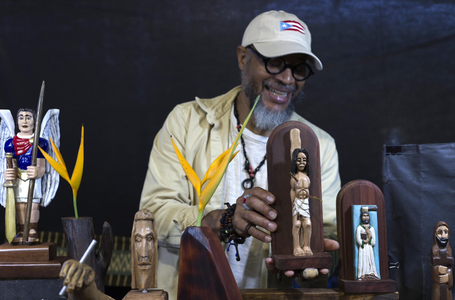 Artesano puertorriqueño trabajando