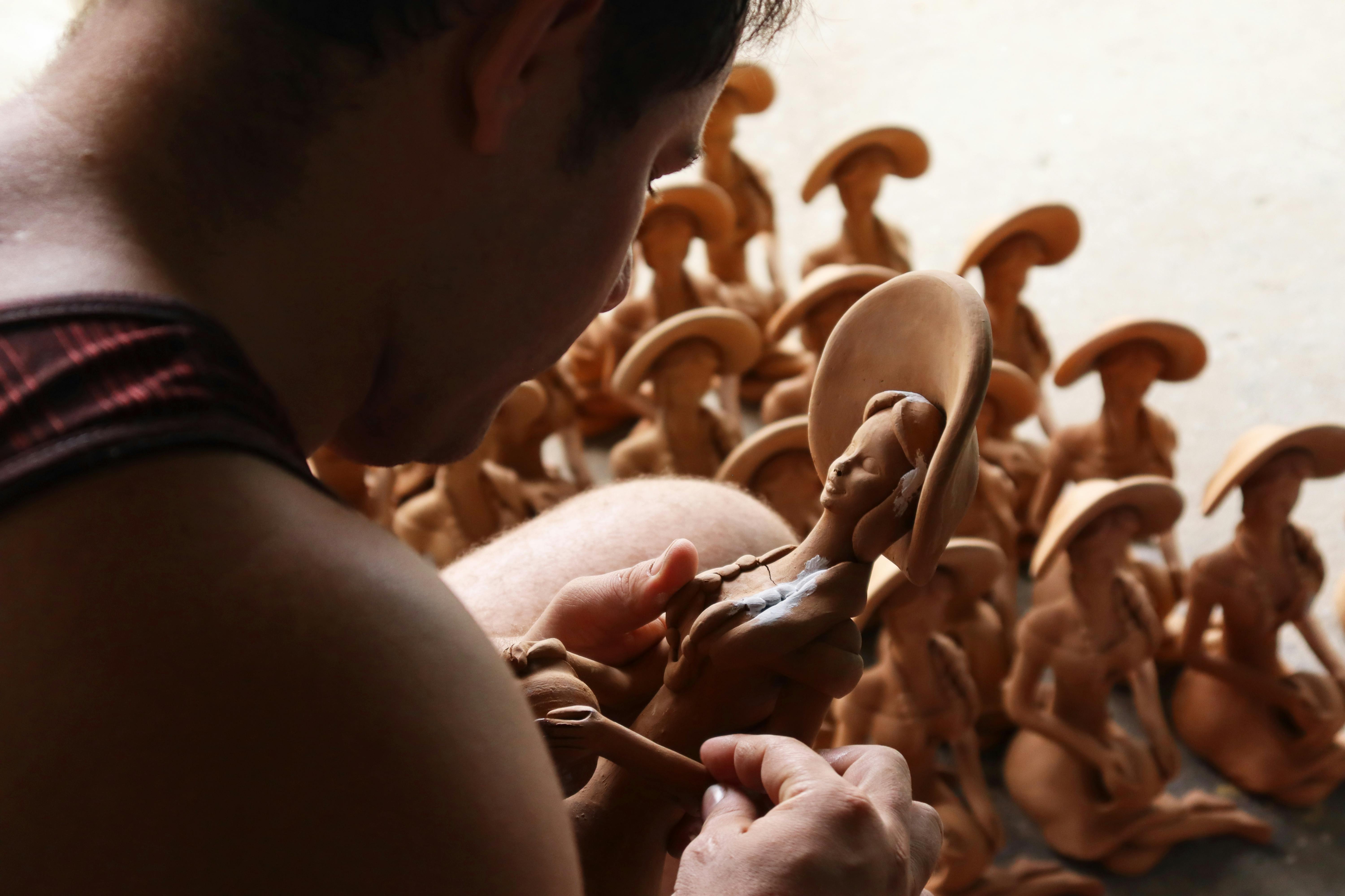 Artesano puertorriqueño trabajando en su taller
